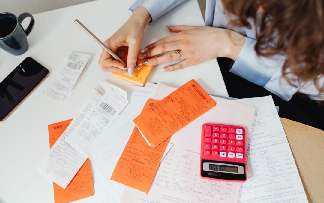 donna gestisce budget familiare con serenità e metodo